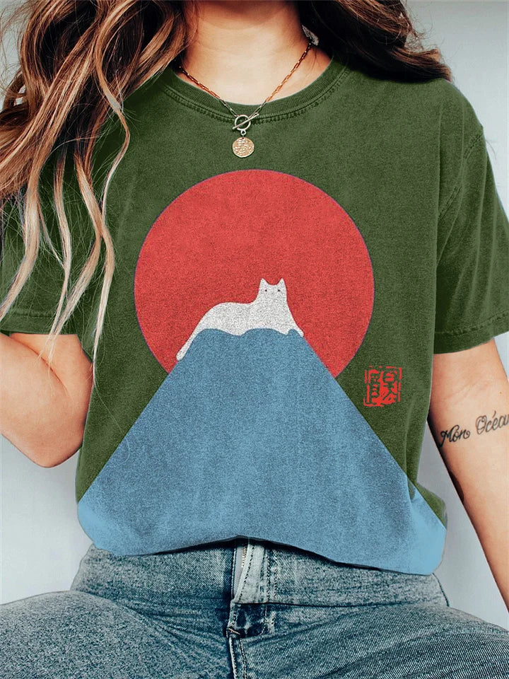 Elena - Vintage T-shirt met witte kat en sneeuw op de berg Fuji